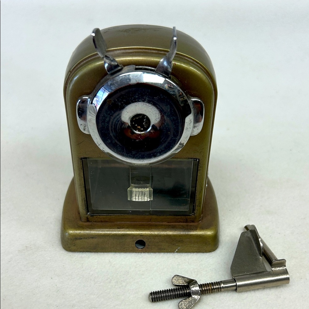 Vintage SAXON  model 5-5 hand crack metal & plastic pencil sharpener
